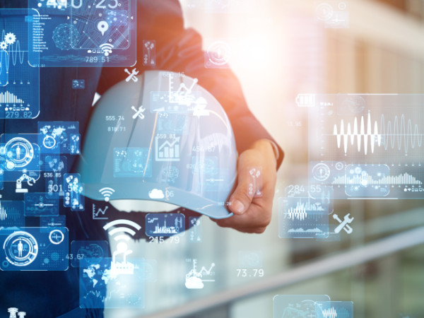 Person vor der Eingabemaske eines RAGs Arbeiter mit Helm unter dem Arm